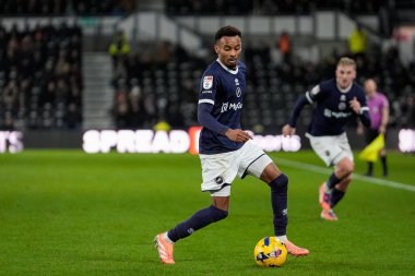 Millwall 'dan Thierno Ballo, 10 Aralık 2025' te İngiltere 'nin Pride Park Stadyumu' nda oynanan Derby County Millwall maçında topla top sürüyor.