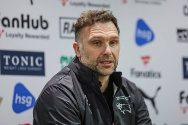 Derby County teknik direktörü John Eustace, 10 Aralık 2025 'te İngiltere' nin Derby şehrindeki Derby Park Stadyumu 'nda oynanan Gökyüzü İddia Şampiyonası maçında basın toplantısında konuşma yaptı.