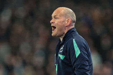 Millwall teknik direktörü Alex Neil, 10 Aralık 2025 'te İngiltere' nin Pride Park Stadyumu 'nda oynanan Derby County Millwall maçında teknik alanda tepki gösterdi.