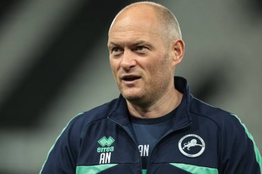 Millwall teknik direktörü Alex Neil, 10 Aralık 2025 'te İngiltere' deki Derby County - Millwall maçında sahaya çıktı.