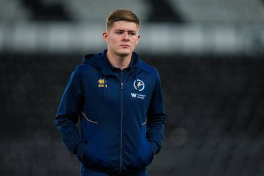 Millwall 'dan Daniel Kelly, 10 Aralık 2025' te İngiltere 'nin Pride Park Stadyumu' nda oynanan Derby County - Millwall maçında sahada inceleme yapıyor.