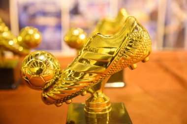 Altın çizmenin bir kopyası olan ziyaretçiler, Arjantinli futbol yıldızı Lionel Messi 'nin Hola Messi hayran bölgesinde 896 futbol topunun altında oturan heykelinin yanından geçerek, ziyaretinin beklenen bir hoş geldin etkinliği öncesinde bir araya geldiler.