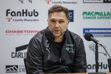 Derby County teknik direktörü John Eustace, 10 Aralık 2025 'te İngiltere' nin Derby şehrindeki Derby Park Stadyumu 'nda oynanan Gökyüzü İddia Şampiyonası maçında basın toplantısında konuşma yaptı.