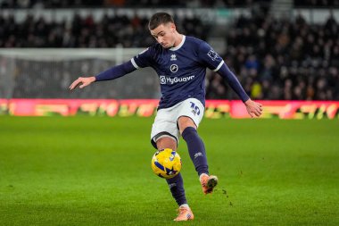 Millwall 'dan Camiel Neghli, 10 Aralık 2025' te İngiltere 'nin Pride Park Stadyumu' nda oynanan Derby County Millwall maçında topu kontrol ediyor.