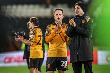 Hull City 'den Amir Hacıahmetoviç, 10 Aralık 2025' te İngiltere 'nin Hull kentindeki MKM Stadyumu' nda oynanan Sky Bet Şampiyonası maçından sonra taraftarları alkışlıyor.