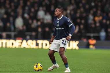 Millwall 'dan Aidomo Emakhu 10 Aralık 2025' te İngiltere 'nin Pride Park Stadyumu' nda Derby County Millwall 'a karşı oynadığı Gökyüzü İddia Şampiyonası maçında topla birlikte.