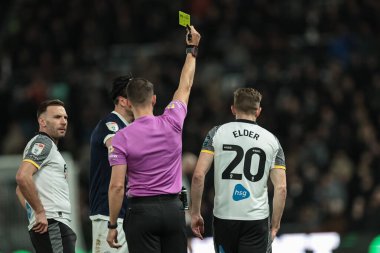 Derby İlçesi 'nden Callum Elder, 10 Aralık 2025' te İngiltere 'deki Derby Park Stadyumu' nda oynanan Sky Bet Şampiyonası maçında hakem Thomas Kirk ona sarı kart vermeden önce tepki gösterdi.