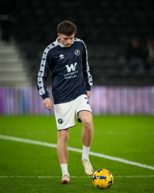 Millwall 'dan Ajay Matthews, 10 Aralık 2025' te İngiltere 'nin Pride Park Stadyumu' nda oynanan Derby County Millwall maçında ısınıyor.