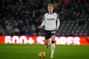 Derby County 'den Bobby Clark, 10 Aralık 2025' te İngiltere 'nin Pride Park Stadyumu' nda oynanan Derby County - Millwall maçında topla koşuyor.