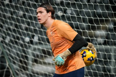 Derby County kalecisi Jacob Widell Zetterström, 10 Aralık 2025 'te İngiltere' nin Derby Park Stadyumu 'nda oynanan Gökyüzü İddia Şampiyonası maçında ısınıyor.