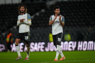 Derby County 'den Dion Sanderson ve Derby County' den Rhian Brewster, 10 Aralık 2025 'te İngiltere' deki Pride Park Stadyumu 'ndaki Derby County Millwall maçında taraftarları alkışladılar.