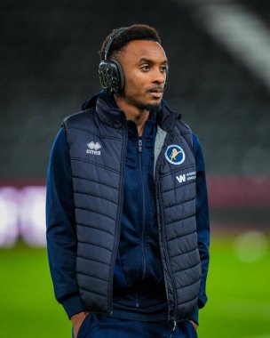 Millwall 'dan Thierno Ballo, 10 Aralık 2025' te İngiltere 'nin Pride Park Stadyumu' nda oynanan Derby County - Millwall maçında sahada inceleme yapıyor.