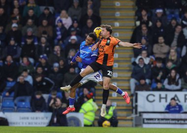 Chesterfield 'dan Lewis Gordon ve Barnet' ten Kane Smith, 13 Aralık 2025 'te SMH Group Stadyumu' nda oynanan 2.