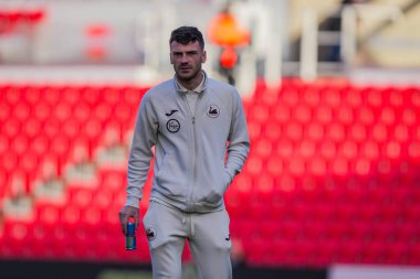 Swansea City 'den Josh Tymon, Stoke City ile Swansea City arasındaki 13 Aralık 2025' te oynanan Bet365 Stadyumu 'ndaki Sky Bet Şampiyonası maçında sahada inceleme yapıyor.