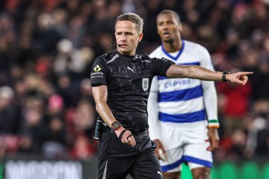 Hakem Josh Smith, Middlesbrough 'un 13 Aralık 2025' te Riverside Stadyumu 'nda oynanan Middlesbrough-Queens Park Rangers maçındaki penaltı noktasına işaret ediyor.