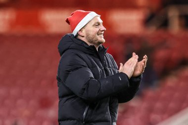 Middlesbrough 'un teknik direktörü Kim Hellberg, 13 Aralık 2025' te Riverside Stadyumu, Middlesbrough 'da oynanan Sky Bet Şampiyonası maçından sonra taraftarlarla galibiyeti kutluyor.