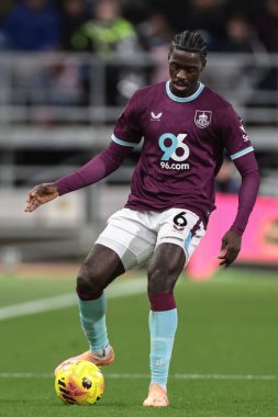 Burnley 'den Axel Tuanzebe Premier Lig maçında topla birlikte Burnley Fulham' a karşı Turf Moor, Burnley, Birleşik Krallık, 13 Aralık 2025