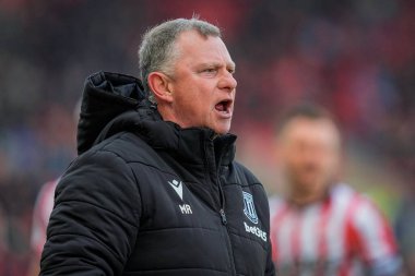 Stoke City teknik direktörü Mark Robins, Stoke City ile Swansea City arasındaki 13 Aralık 2025 'te oynanan Bet365 Stadyumu' ndaki Sky Bet Şampiyonası maçında talimatları haykırıyor.