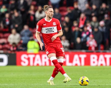 Middlesbrough takımından Luke Ayling, Middlesbrough - Queens Park Rangers maçında topu geçiyor. Riverside Stadyumu, Middlesbrough, Birleşik Krallık, 13 Aralık 2025
