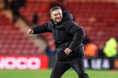 Middlesbrough 'un teknik direktörü Kim Hellberg, 13 Aralık 2025' te Riverside Stadyumu, Middlesbrough 'da oynanan Sky Bet Şampiyonası maçından sonra taraftarlarla galibiyeti kutluyor.