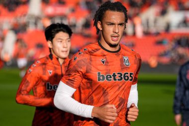 Stoke City 'den Ashley Phillips, Stoke City ile Swansea City arasındaki 13 Aralık 2025' teki Bet365 Stadyumu karşılaşmasında ısınıyor.
