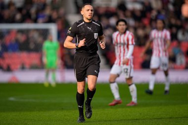 Hakem Ruebyn Ricardo Gökyüzü İddia Şampiyonası 'nda Stoke City, Swansea City' ye karşı Bet365 Stadyumu, Stoke-on-Trent, Birleşik Krallık, 13 Aralık 2025