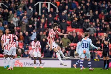 Stoke City oyuncuları, Stoke City ile Swansea City arasındaki 13 Aralık 2025 tarihli Bet365 Stadyumu 'nda oynanan Sky Bet Şampiyonası maçında hakem Ruebyn Ricardo' nun tam zamanlı üflemesini kutluyorlar.
