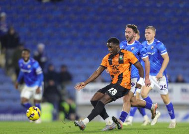Barnet takımından Nnamdi Ofoborh, 13 Aralık 2025 'te İngiltere' nin Chesterfield kentinde oynanan SMH Group Stadyumu 'nda oynanan 2.
