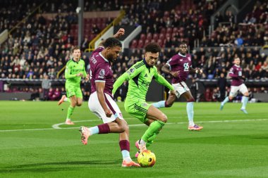 Burnley 'li Lyle Foster, 13 Aralık 2025' te Burnley ile Fulham arasında oynanan Premier Lig maçında topu çaprazlıyor.