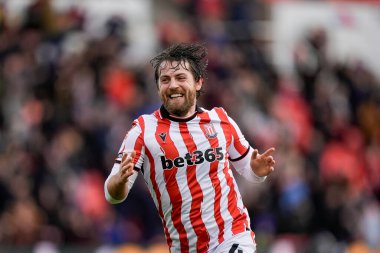Stoke City 'den Ben Pearson, Stoke City ile Swansea City arasındaki 13 Aralık 2025' te oynanan Bet365 Stadyumu 'nda oynanan Sky Bet Şampiyonası maçında 1-0' lık galibiyetini kutluyor.