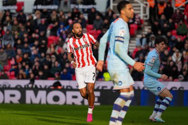 Stoke City 'den Sorba Thomas 13 Aralık 2025' te Stoke-on-Trent, İngiltere 'deki Swansea City' ye karşı oynanan Gökyüzü İddia Şampiyonası maçında 2-0 kazandıran golü attıktan sonra maçı izliyor.