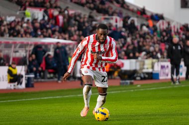 Stoke City 'li Junior Tchamadeu, Stoke City ile Swansea City arasındaki 13 Aralık 2025' te oynanan Bet365 Stadyumu karşılaşmasında topu kontrol ediyor.