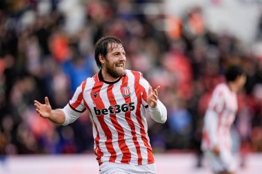Stoke City 'den Ben Pearson, Stoke City ile Swansea City arasındaki 13 Aralık 2025' te oynanan Bet365 Stadyumu 'nda oynanan Sky Bet Şampiyonası maçında 1-0' lık galibiyetini kutluyor.