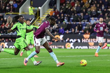 Burnley 'den Lesley Ugochukwu Premier Lig maçında 1-1 öne geçiyor Burnley Fulham' a karşı Turf Moor, Burnley, İngiltere, 13 Aralık 2025