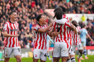 Stoke City oyuncuları Stoke City 'den Ben Pearson' ın skor açılışını 13 Aralık 2025 'te Stoke City ile Swansea City arasında oynanan Bet365 Stadyumu' nda oynanan Sky Bet Şampiyonası maçında 1-0 yaparak kutladılar.