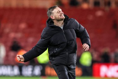Middlesbrough 'un teknik direktörü Kim Hellberg, 13 Aralık 2025' te Riverside Stadyumu, Middlesbrough 'da oynanan Sky Bet Şampiyonası maçından sonra taraftarlarla galibiyeti kutluyor.