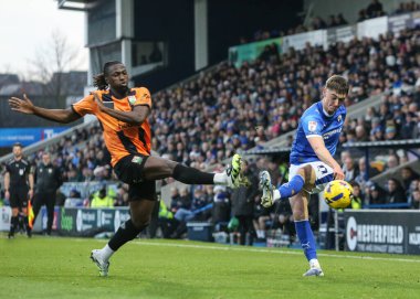 Barnet 'ten Idris Kanu, 13 Aralık 2025' te İngiltere 'nin Chesterfield kentindeki SMH Group Stadyumu' nda oynanan Sky Bet 2 karşılaşmasında Chesterfield 'den Dylan Duffy ile karşılaştı.