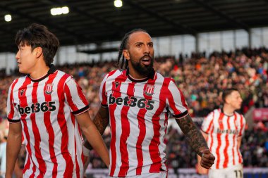 Stoke City 'den Sorba Thomas, Stoke City' den Bae Jun-Ho ile 13 Aralık 2025 'te Stoke City' nin Bet365 Stadyumu 'nda oynanan Sky Bet Şampiyonası maçında 2-0' lık galibiyetini kutluyor.