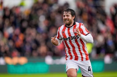 Stoke City 'den Ben Pearson, Stoke City ile Swansea City arasındaki 13 Aralık 2025' te oynanan Bet365 Stadyumu 'nda oynanan Sky Bet Şampiyonası maçında 1-0' lık galibiyetini kutluyor.