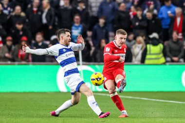 Middlesbrough 'dan Matt Targett, Middlesbrough - Queens Park Rangers maçında topu temizliyor. Riverside Stadyumu, Middlesbrough, Birleşik Krallık, 13 Aralık 2025