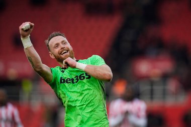 Stoke City 'den Viktor Johansson, Stoke City ile Swansea City arasındaki 13 Aralık 2025' te oynanan Bet365 Stadyumu 'ndaki Sky Bet Şampiyonası maçında takımının 2-1 kazanmasını kutluyor.