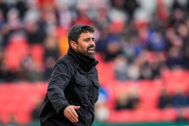 Swansea teknik direktörü Vtor Matos, Stoke City ile Swansea City arasındaki 13 Aralık 2025 'te oynanan Bet365 Stadyumu' nda oynanan Gökyüzü İddia Şampiyonası maçında takımına talimatlar verdi.