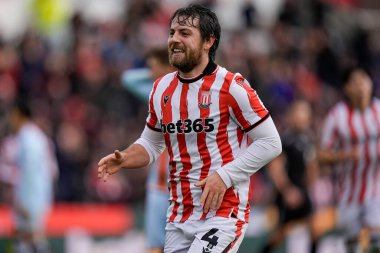 Stoke City 'den Ben Pearson, Stoke City ile Swansea City arasındaki 13 Aralık 2025' te oynanan Bet365 Stadyumu 'nda oynanan Sky Bet Şampiyonası maçında 1-0' lık galibiyetini kutluyor.