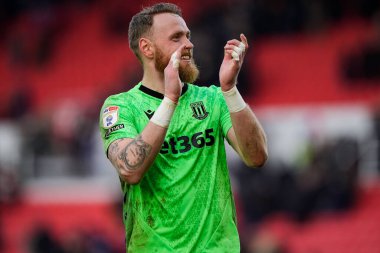 Stoke City 'den Viktor Johansson, Stoke City ile Swansea City arasındaki 13 Aralık 2025' te oynanan Bet365 Stadyumu 'ndaki Sky Bet Şampiyonası maçında takımının 2-1 kazanmasını kutluyor.
