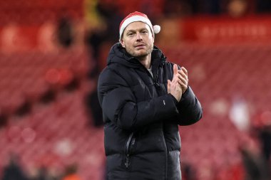 Middlesbrough 'un teknik direktörü Kim Hellberg, 13 Aralık 2025' te Riverside Stadyumu, Middlesbrough 'da oynanan Sky Bet Şampiyonası maçından sonra taraftarlarla galibiyeti kutluyor.