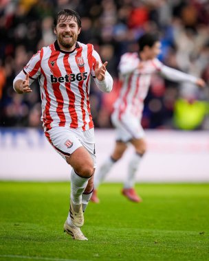 Stoke City 'den Ben Pearson, Stoke City ile Swansea City arasındaki 13 Aralık 2025' te oynanan Bet365 Stadyumu 'nda oynanan Sky Bet Şampiyonası maçında 1-0' lık galibiyetini kutluyor.
