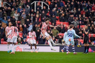 Stoke City oyuncuları, Hakem Ruebyn Ricardo 'nun, Stoke City ile Swansea City arasındaki 13 Aralık 2025' te Bet365 Stadyumu 'nda oynanan Sky Bet Şampiyonası maçında tam zamanlı vuruş yapmasını kutluyorlar.