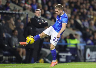 Chesterfield takımından Ronan Darcy, 13 Aralık 2025 'te Chesterfield-Barnet maçında topu kontrol ediyor.