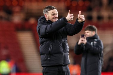 Middlesbrough 'un teknik direktörü Kim Hellberg, 13 Aralık 2025' te Riverside Stadyumu, Middlesbrough 'da oynanan Sky Bet Şampiyonası maçından sonra taraftarlarla galibiyeti kutluyor.