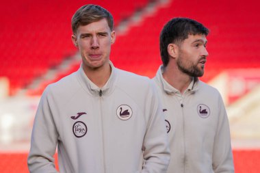Swansea City oyuncuları, Stoke City ile Swansea City arasındaki 13 Aralık 2025 tarihli Bet365 Stadyumu 'nda oynanan Gökyüzü İddia Şampiyonası maçında sahada inceleme yapıyor.